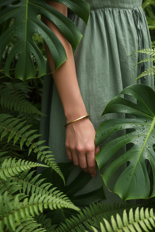 Bracelet doré lisse mannequin nature verdure