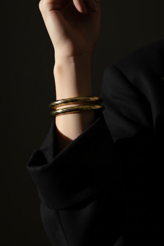 Bracelet doré gravé under sleeve sombre