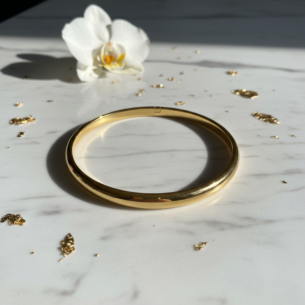 Bracelet jonc fin doré flat lay marbre