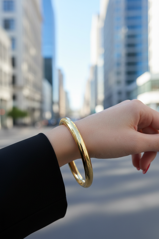 Bracelet jonc fin doré mannequin urbain