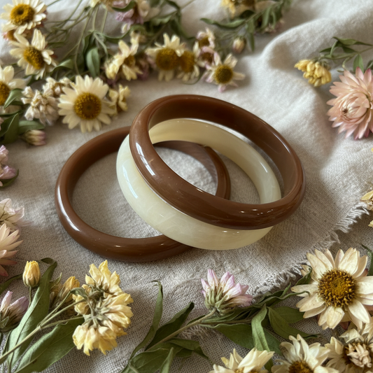 Bracelets caramel crème flat lay nature