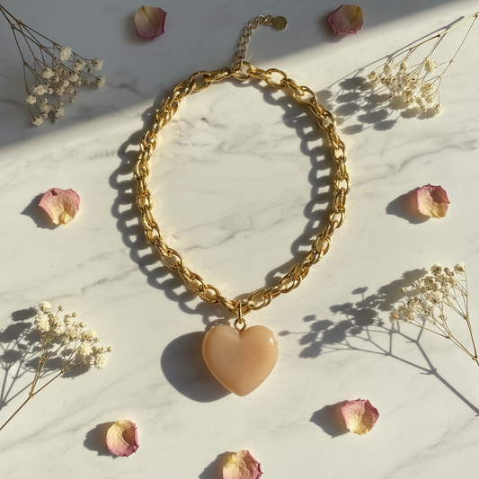 Collier cœur beige - flat lay