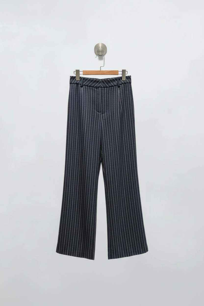 Pantalon pinstripe sur cintre accroché au mur